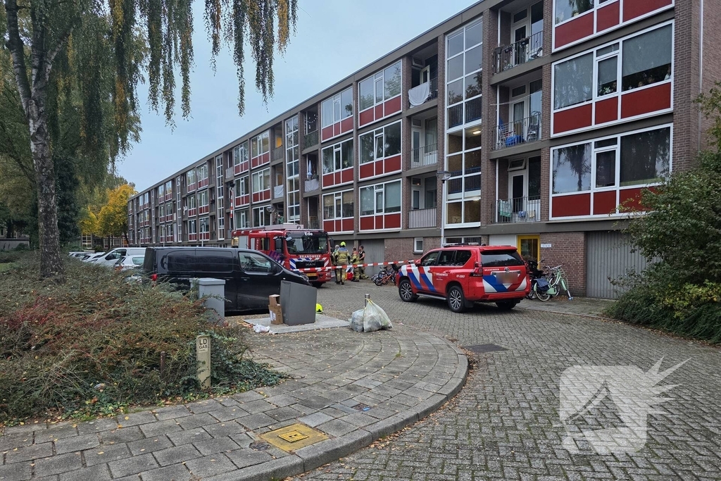 Politie en brandweer doen onderzoek in woning, gevaarlijke stoffen aangetroffen