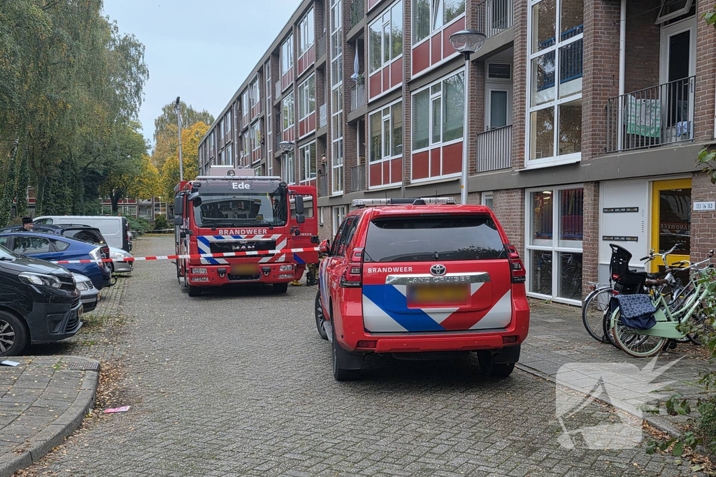 Politie en brandweer doen onderzoek in woning, gevaarlijke stoffen aangetroffen