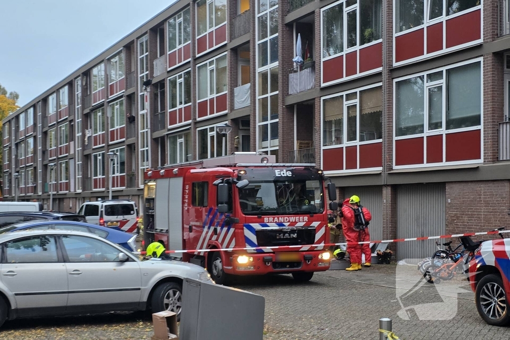 Politie en brandweer doen onderzoek in woning, gevaarlijke stoffen aangetroffen