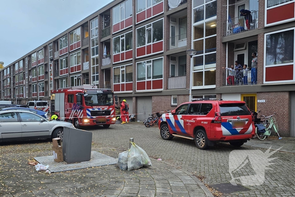Politie en brandweer doen onderzoek in woning, gevaarlijke stoffen aangetroffen
