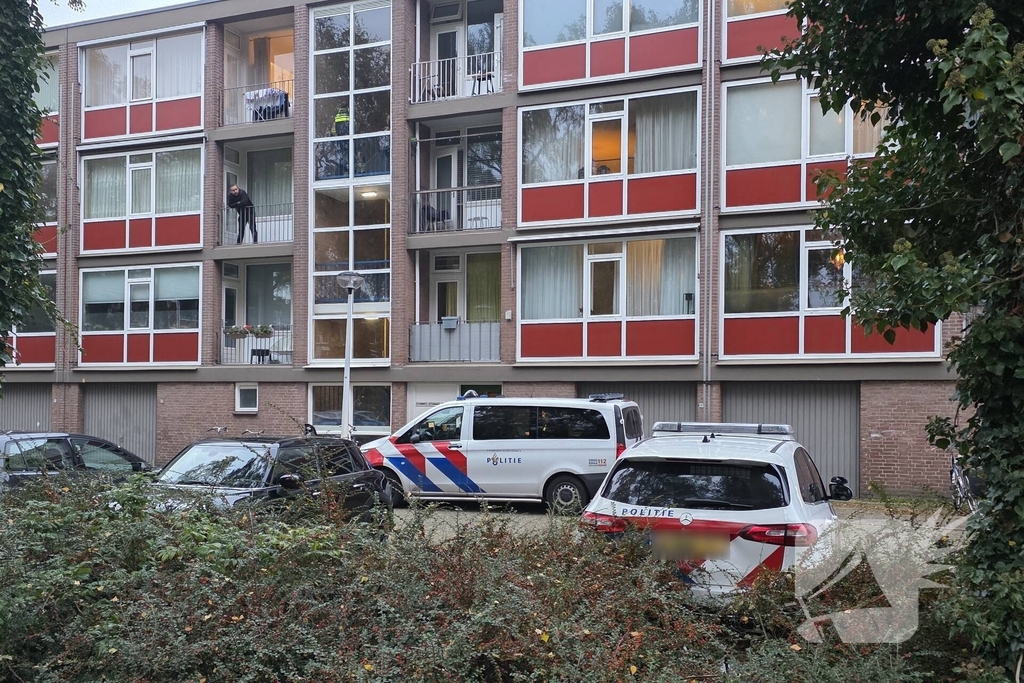 Politie en brandweer doen onderzoek in woning, gevaarlijke stoffen aangetroffen
