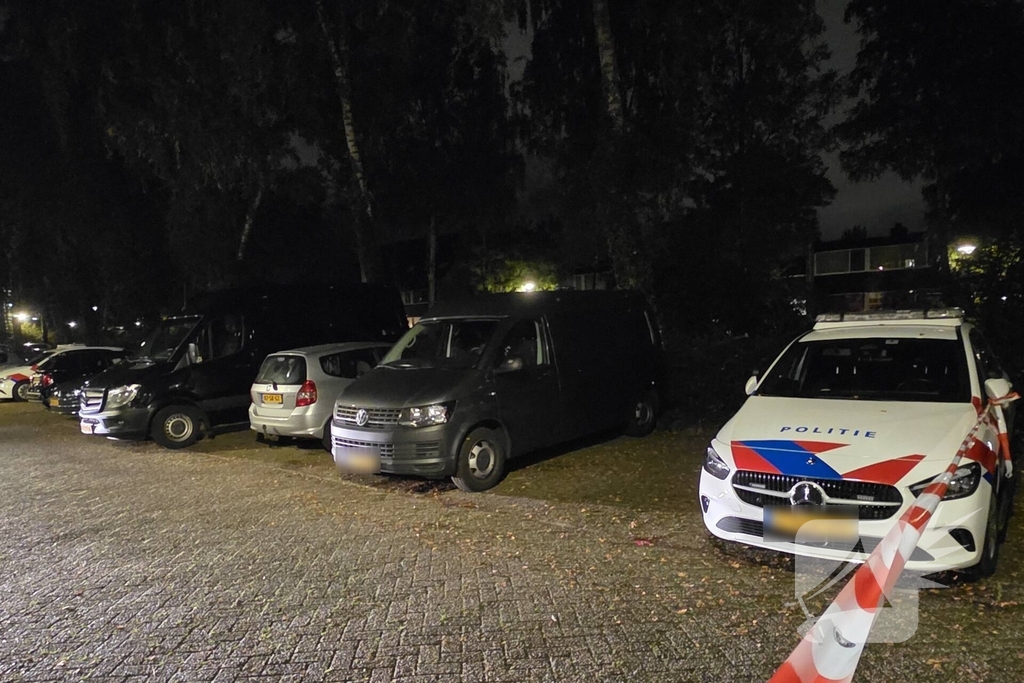 Politie en brandweer doen onderzoek in woning, gevaarlijke stoffen aangetroffen