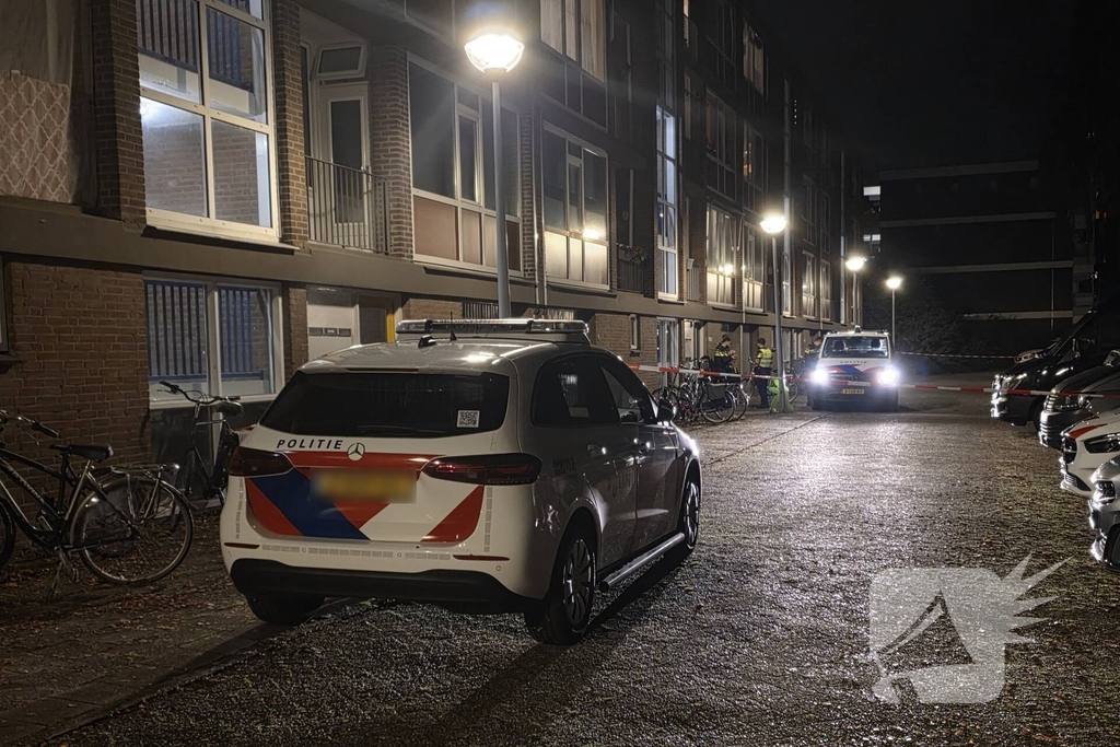 Politie en brandweer doen onderzoek in woning, gevaarlijke stoffen aangetroffen