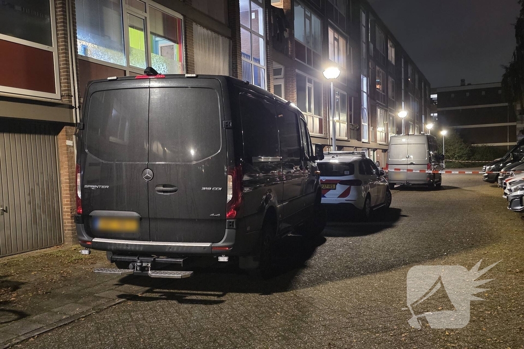 Politie en brandweer doen onderzoek in woning, gevaarlijke stoffen aangetroffen