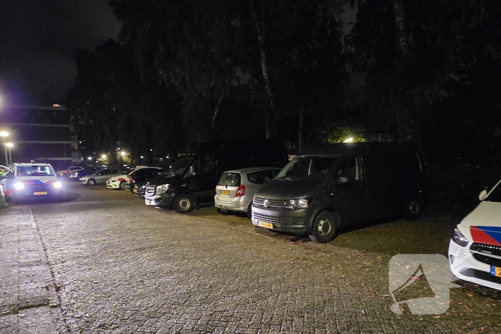 Politie en brandweer doen onderzoek in woning, gevaarlijke stoffen aangetroffen