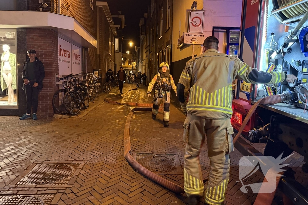 Cafe personeel blust brand in afzuigkap