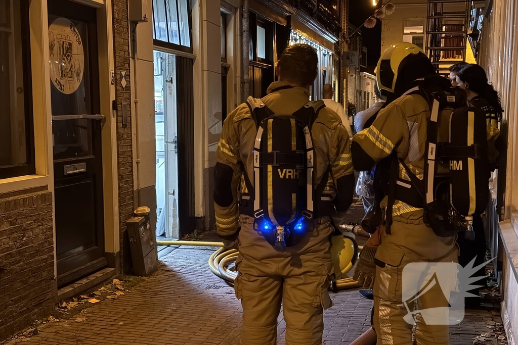 Cafe personeel blust brand in afzuigkap