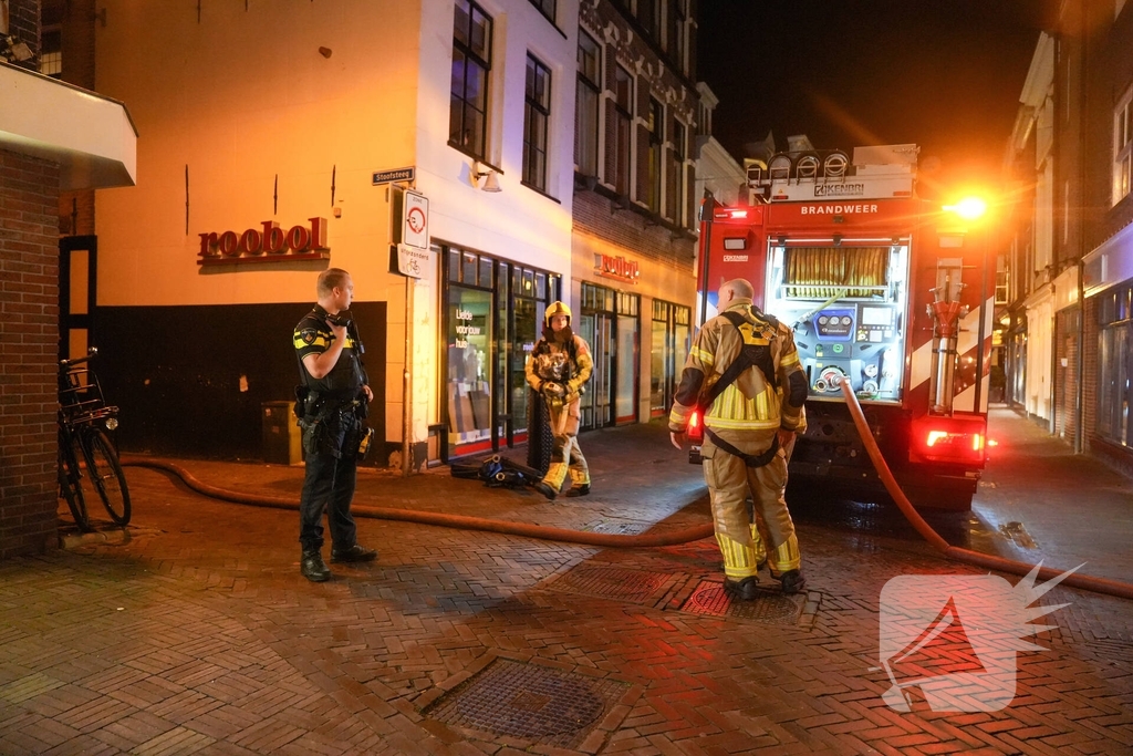 Cafe personeel blust brand in afzuigkap