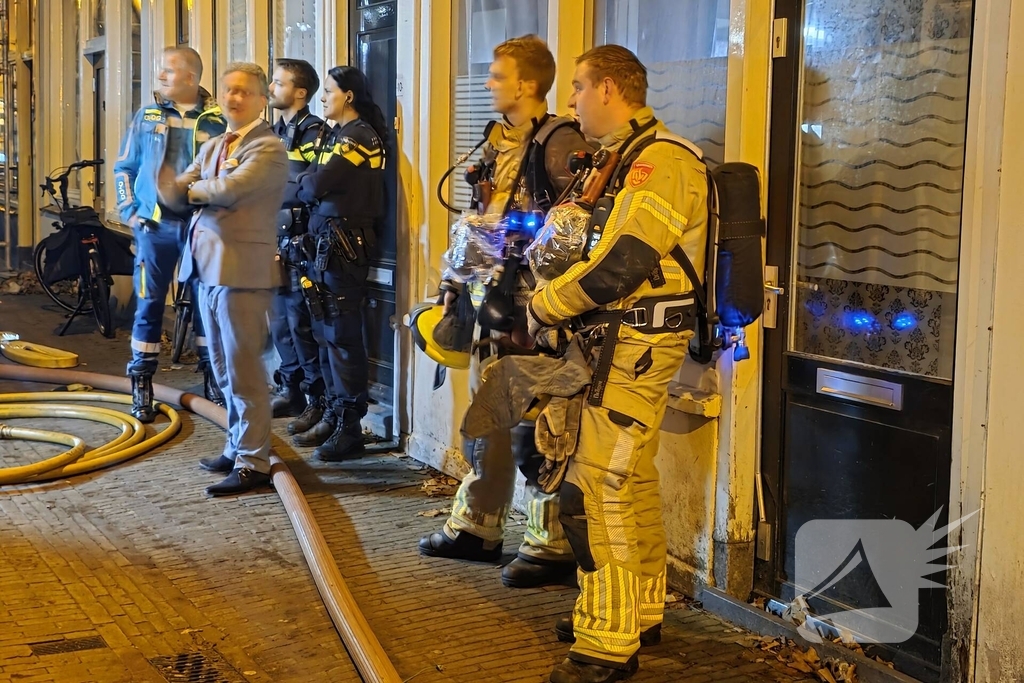 Cafe personeel blust brand in afzuigkap