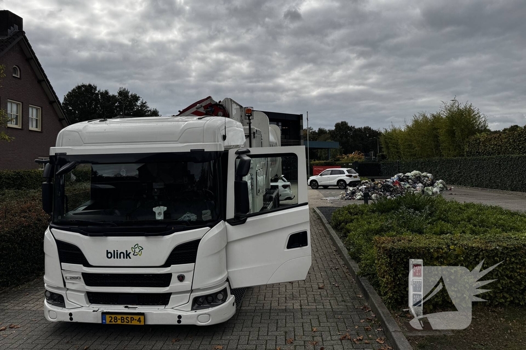 Vuilniswagen Lost Brandende Lading Op Parkeerplaats Van Brandweerkazerne