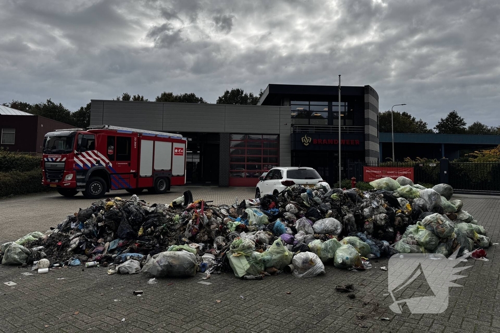 Vuilniswagen Lost Brandende Lading Op Parkeerplaats Van Brandweerkazerne