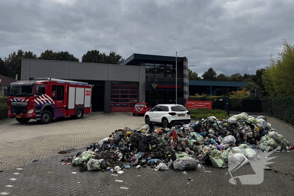 Vuilniswagen Lost Brandende Lading Op Parkeerplaats Van Brandweerkazerne