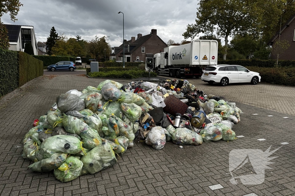 Vuilniswagen Lost Brandende Lading Op Parkeerplaats Van Brandweerkazerne