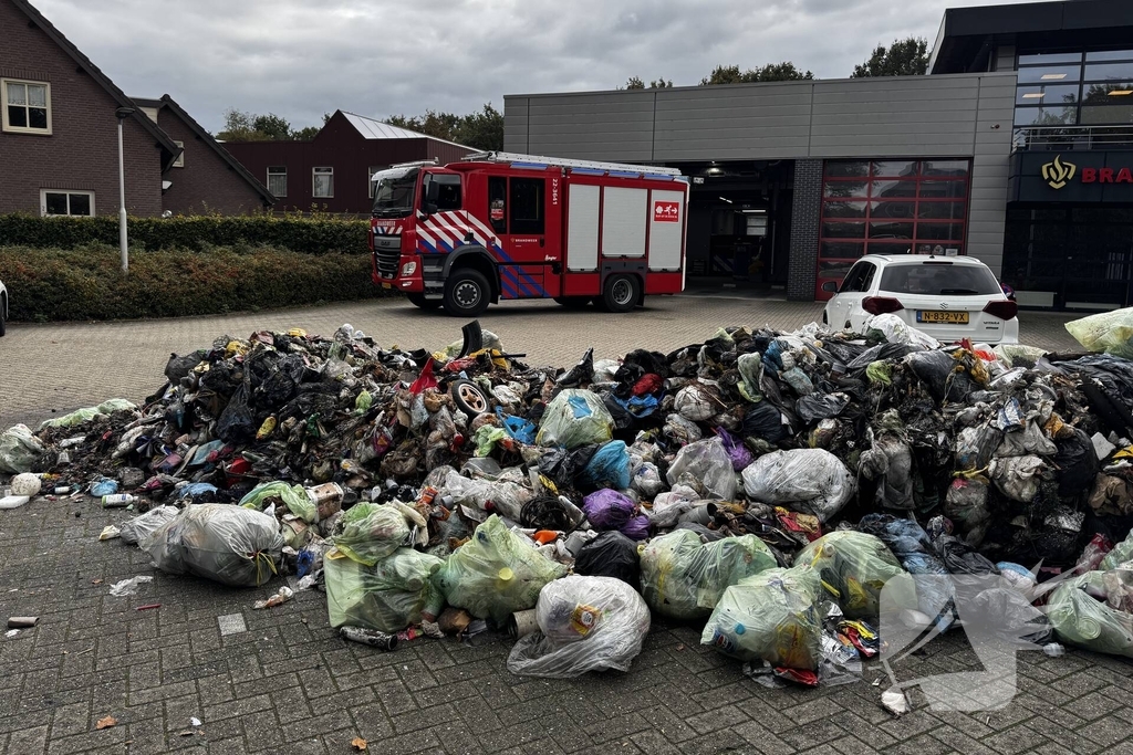 Vuilniswagen Lost Brandende Lading Op Parkeerplaats Van Brandweerkazerne