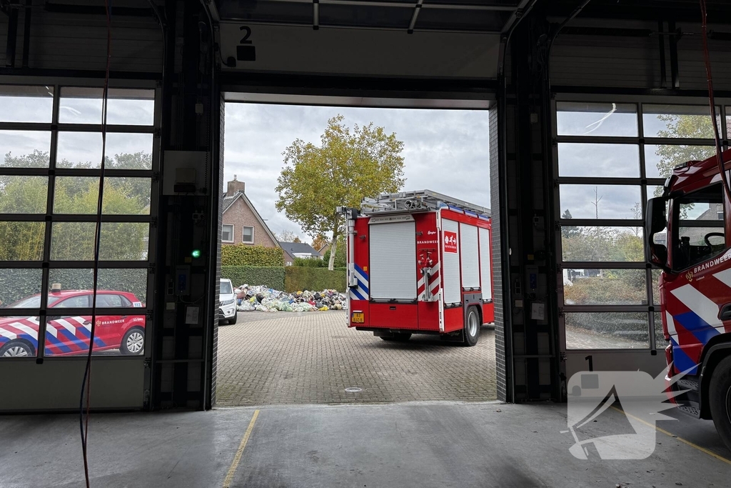 Vuilniswagen Lost Brandende Lading Op Parkeerplaats Van Brandweerkazerne