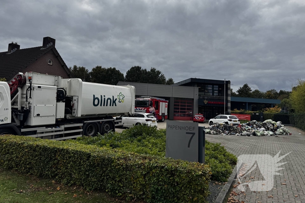 Vuilniswagen Lost Brandende Lading Op Parkeerplaats Van Brandweerkazerne