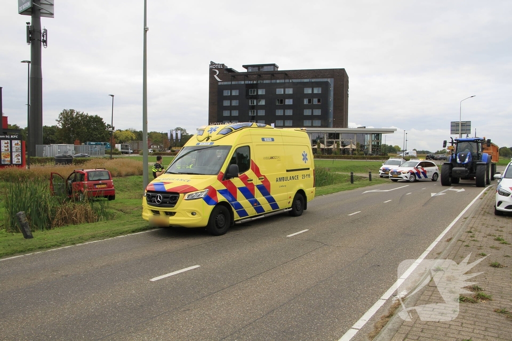 Man raakt onwel en botst tegen busje