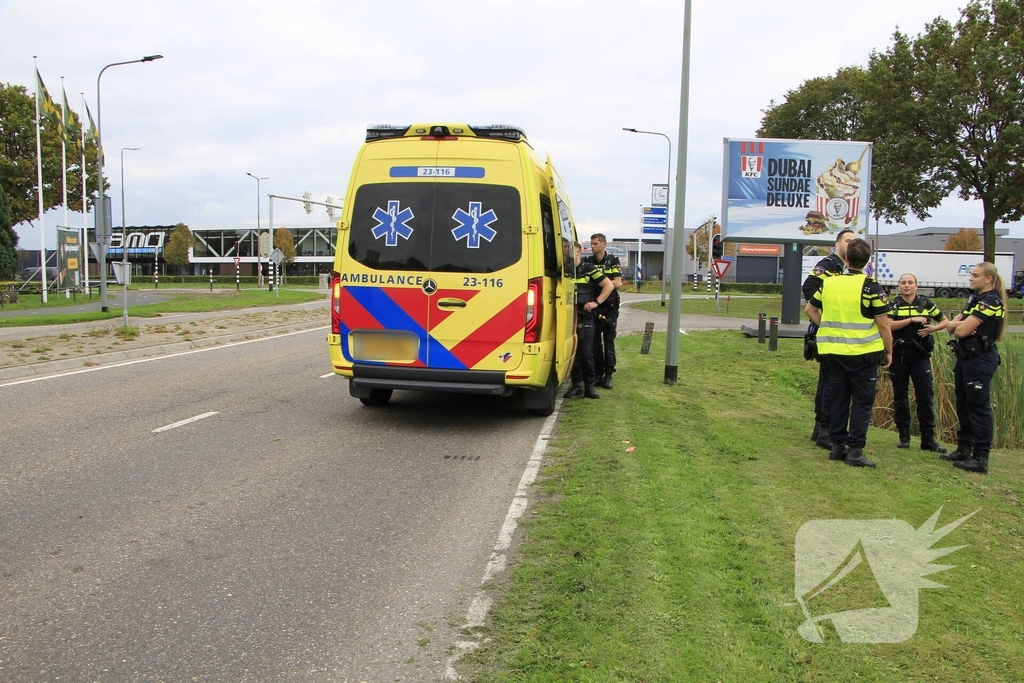 Man raakt onwel en botst tegen busje