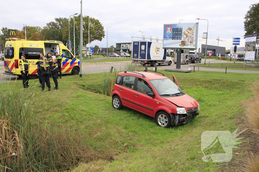 Man raakt onwel en botst tegen busje