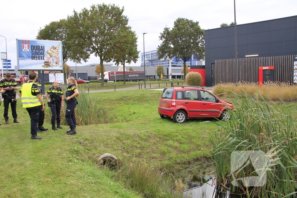 Man raakt onwel en botst tegen busje