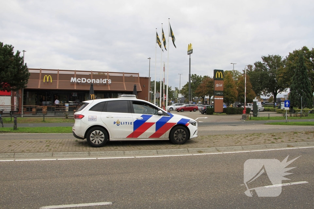 Man raakt onwel en botst tegen busje