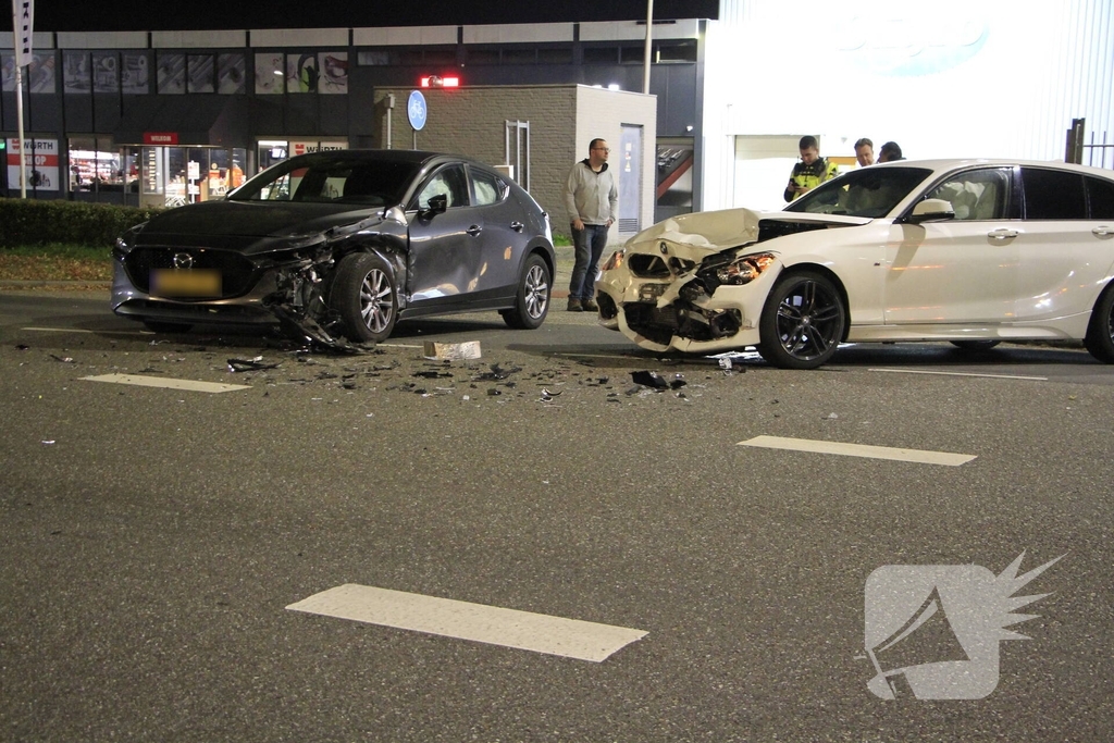 Auto's Fors Beschadigd Na Botsing