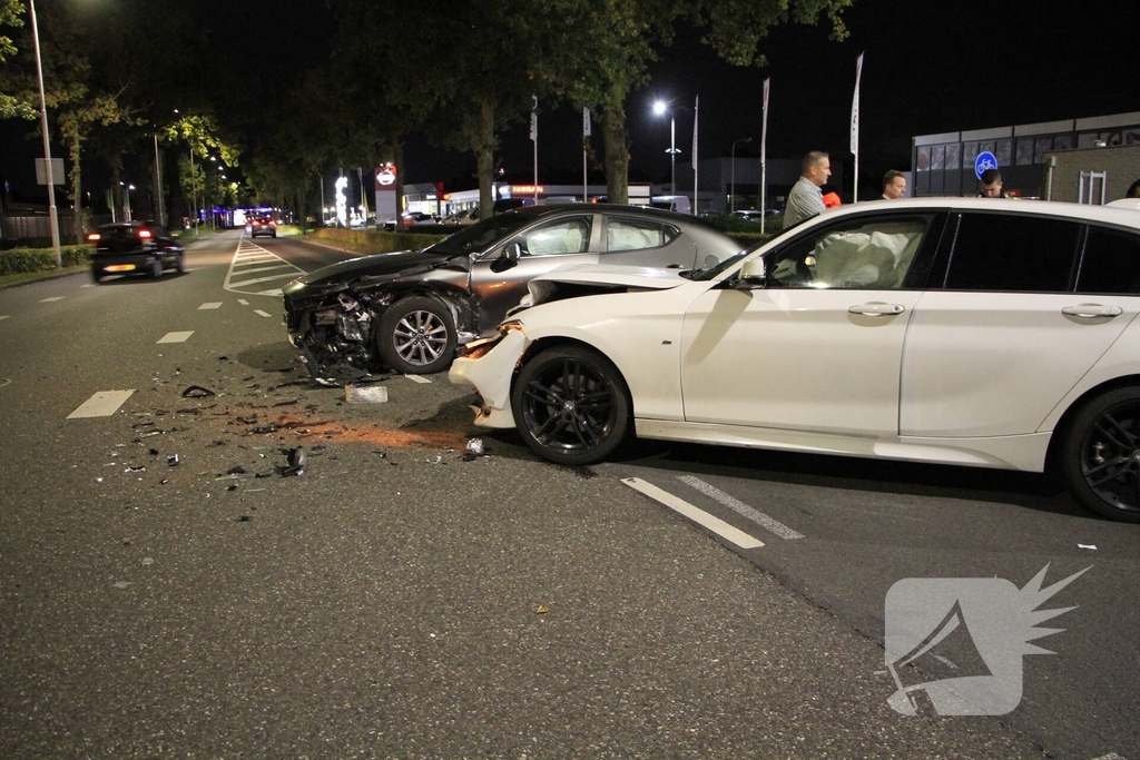 Auto's Fors Beschadigd Na Botsing