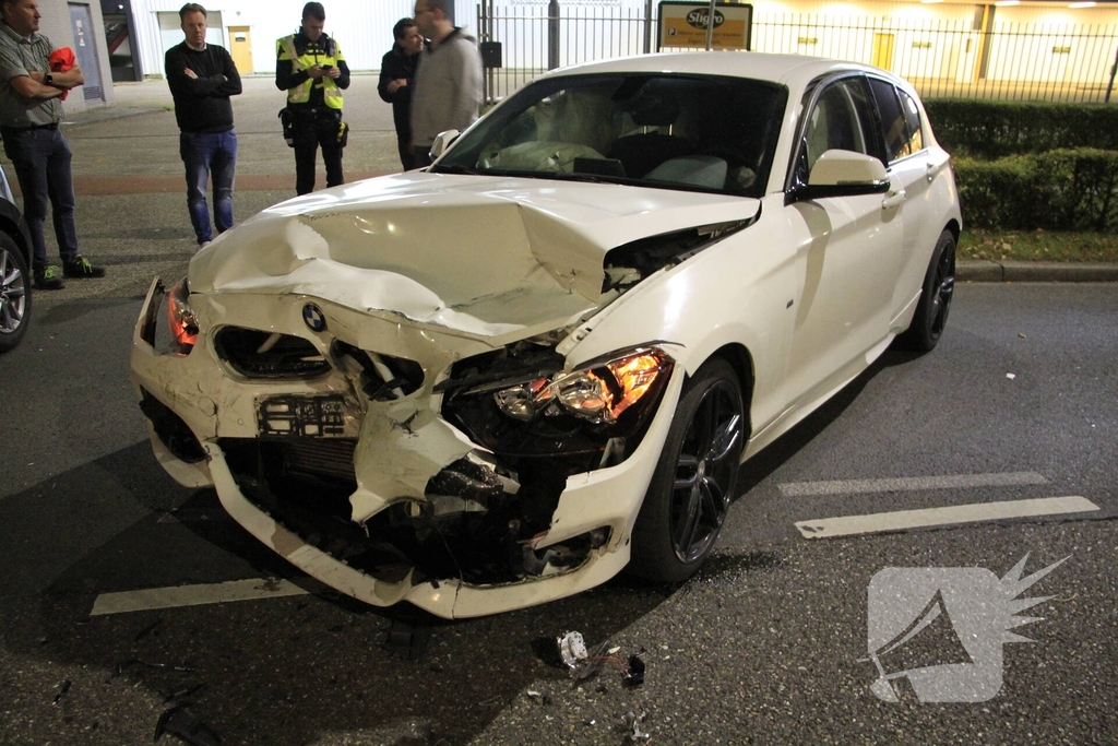 Auto's Fors Beschadigd Na Botsing