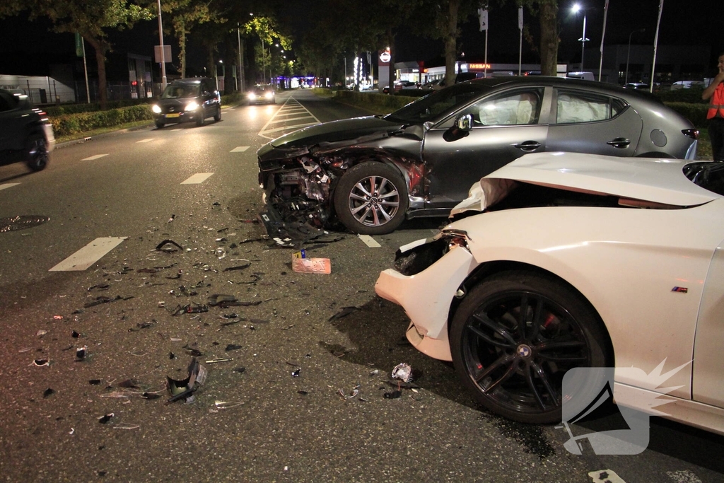 Auto's Fors Beschadigd Na Botsing