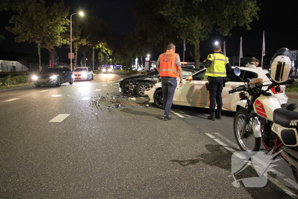 Auto's Fors Beschadigd Na Botsing