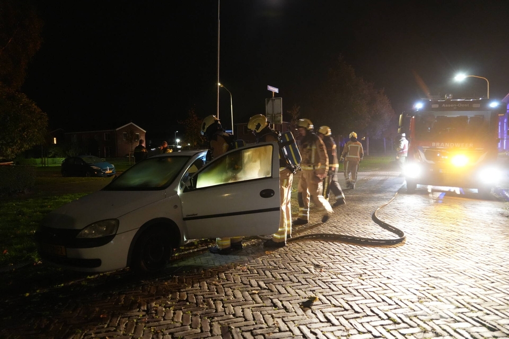 Auto in brand gestoken in de nacht