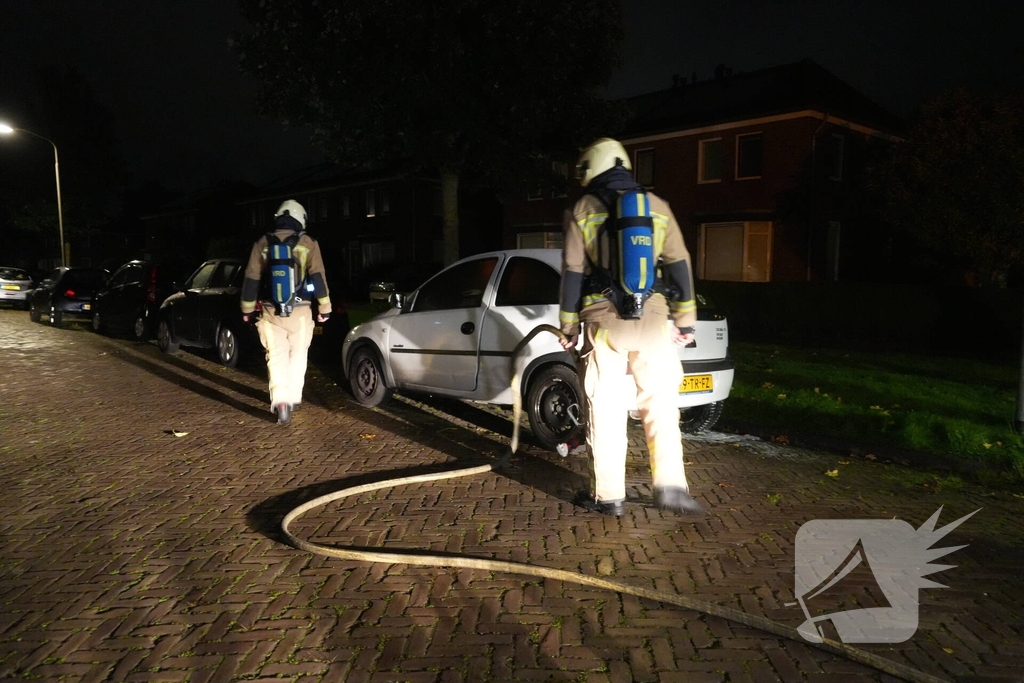 Auto in brand gestoken in de nacht