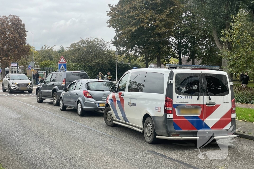 Voertuig komt tot stilstand op paal