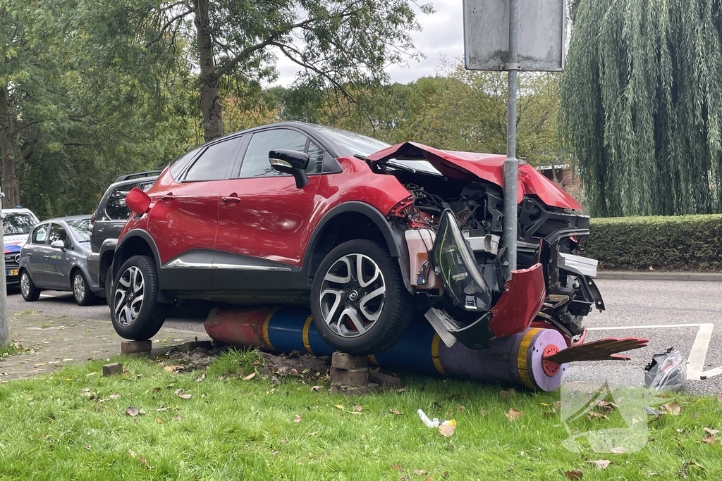 Voertuig komt tot stilstand op paal