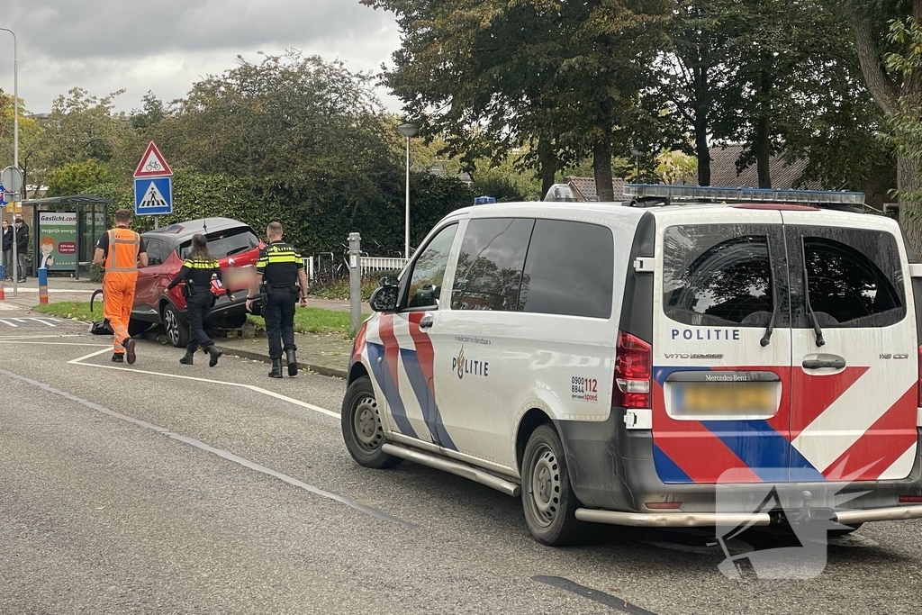 Voertuig komt tot stilstand op paal