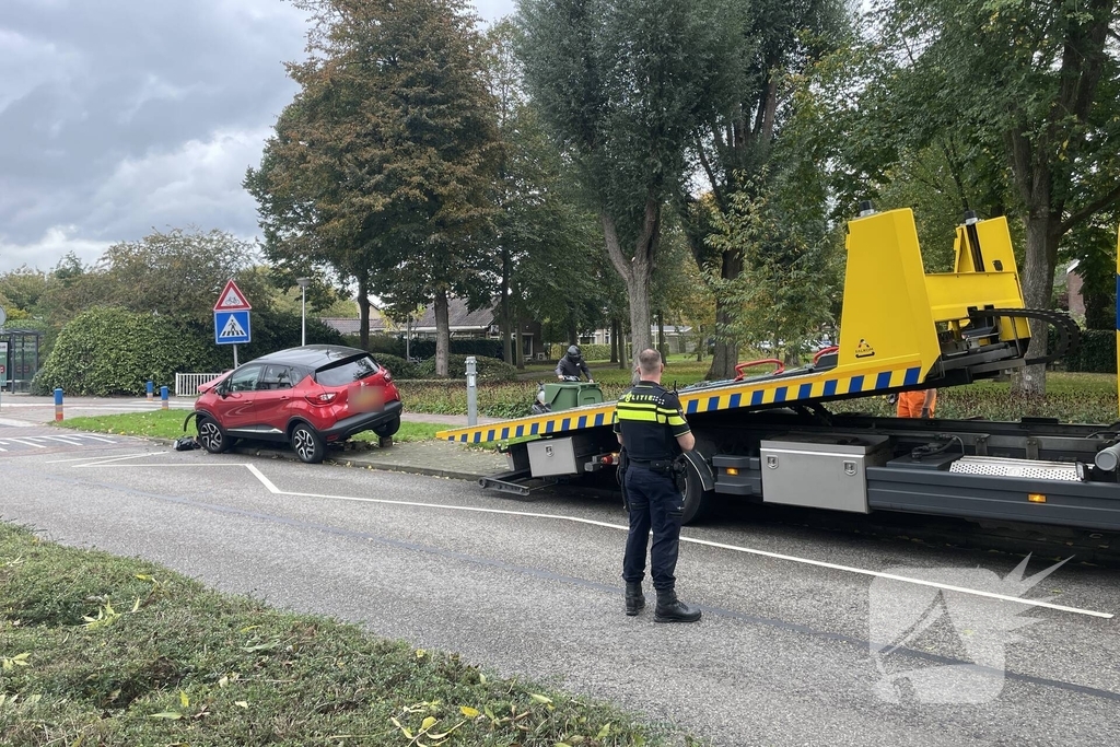 Voertuig komt tot stilstand op paal