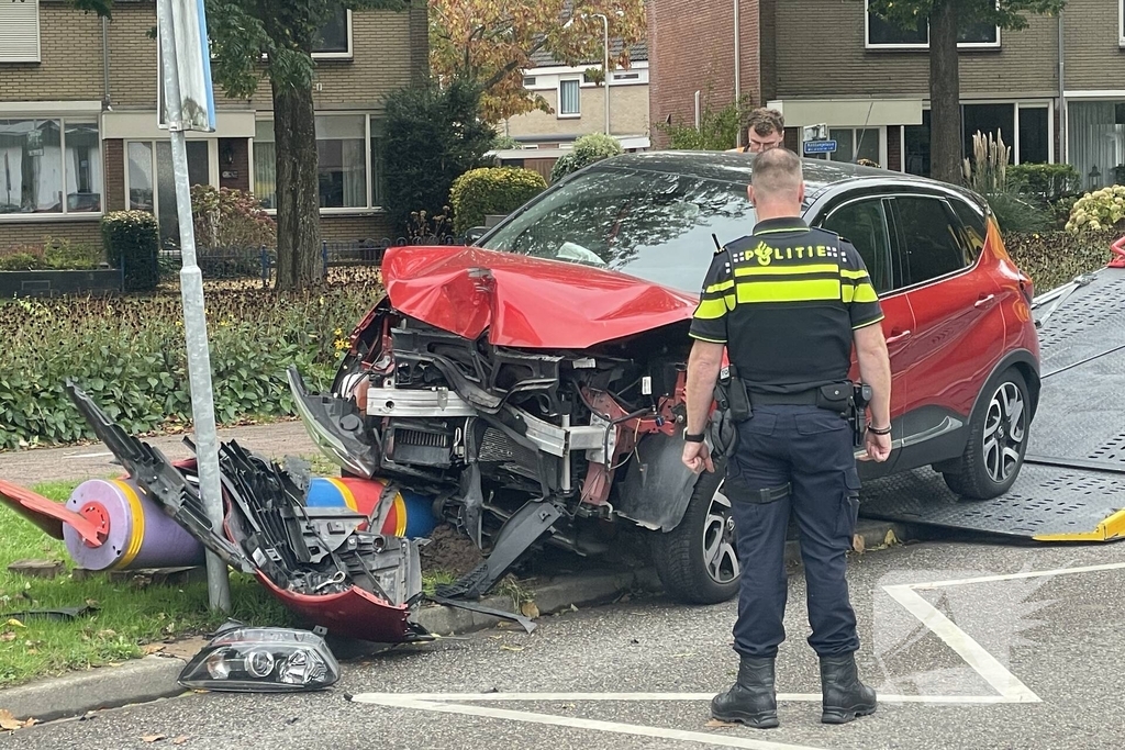 Voertuig komt tot stilstand op paal