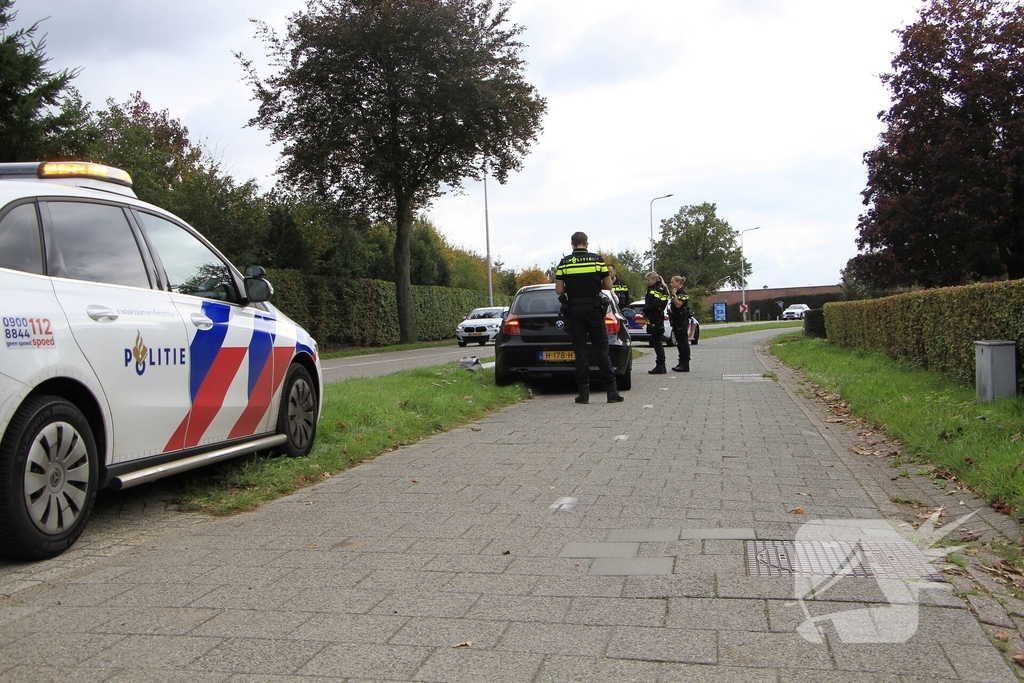 bestuurder botst tegen lantaarnpaal en raakt niet gewond