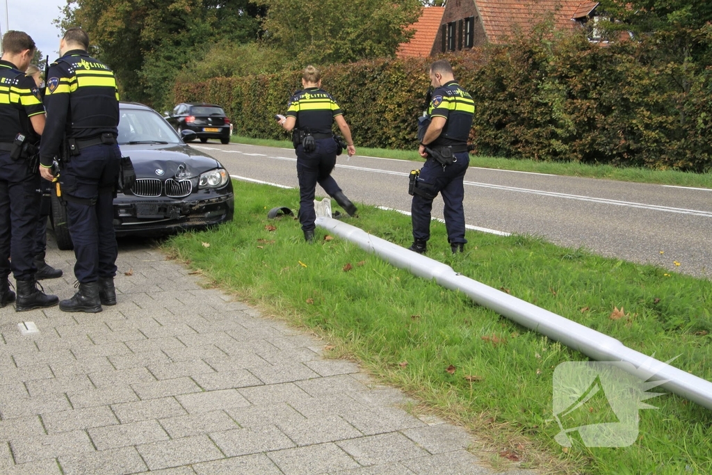 bestuurder botst tegen lantaarnpaal en raakt niet gewond