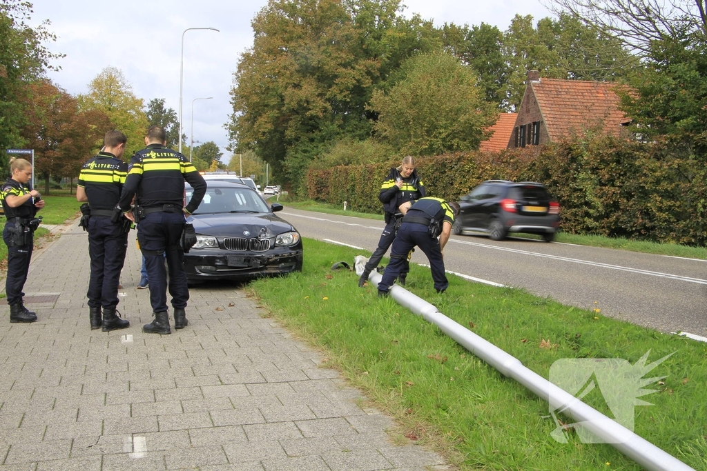 bestuurder botst tegen lantaarnpaal en raakt niet gewond