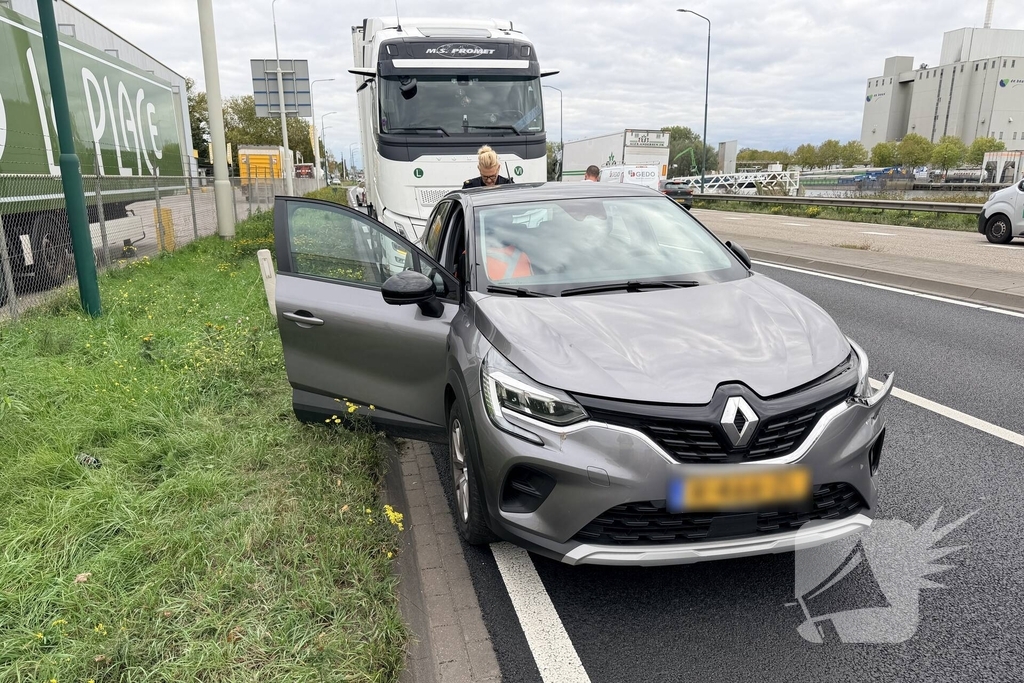 Vrachtwagen botst op auto zonder gewonden