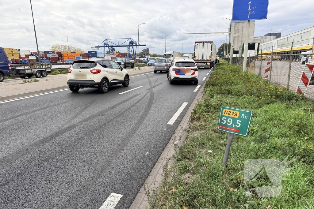 Vrachtwagen botst op auto zonder gewonden