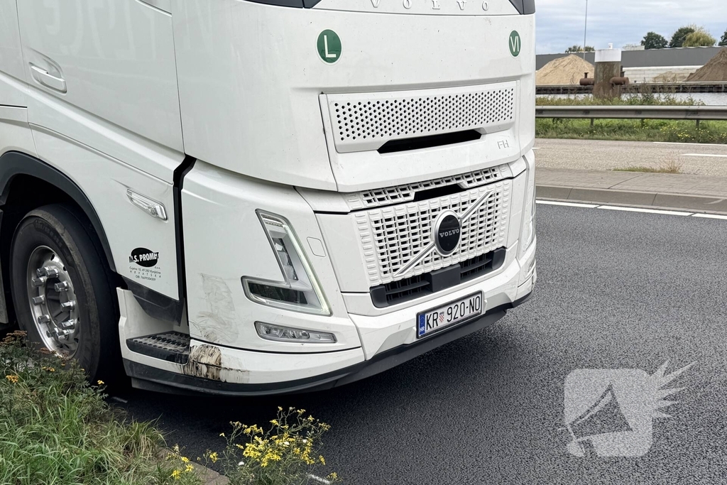 Vrachtwagen botst op auto zonder gewonden