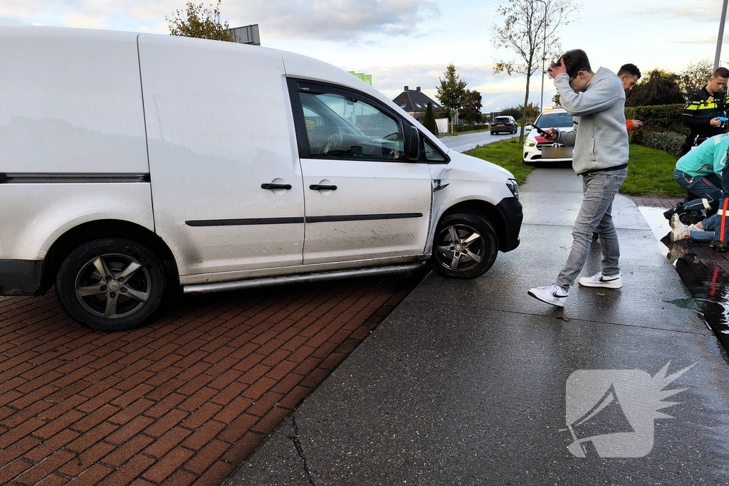 Bestelbus ziet scooter over het hoofd