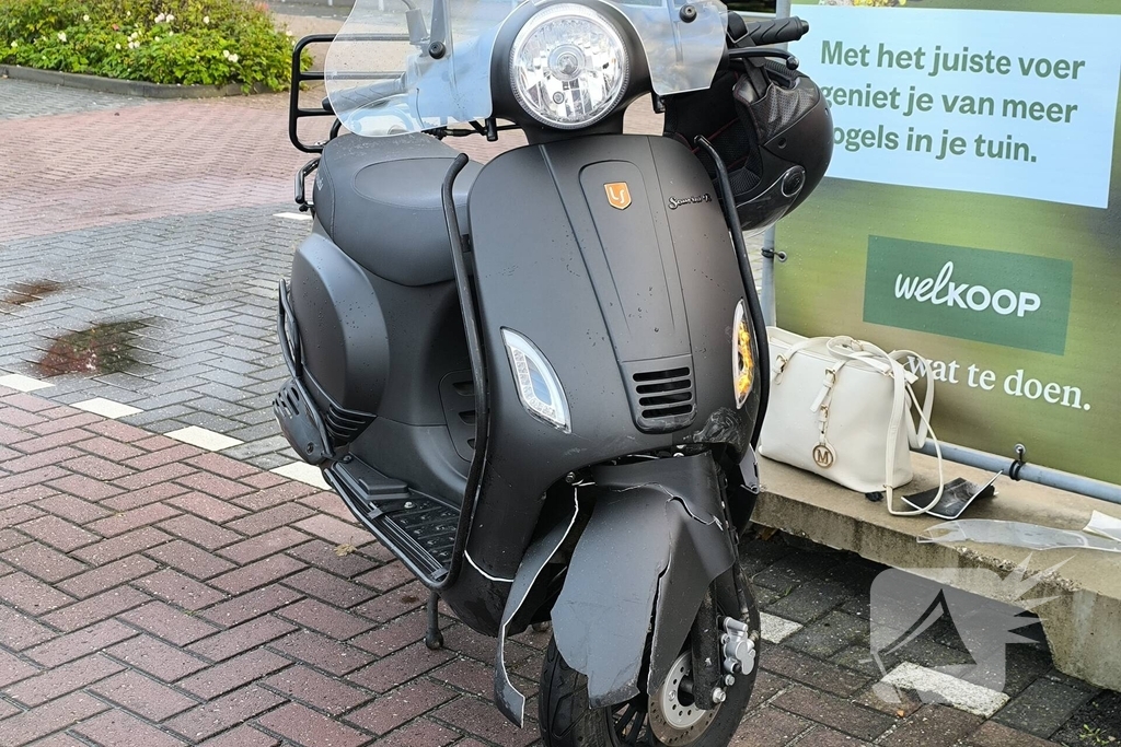 Bestelbus ziet scooter over het hoofd