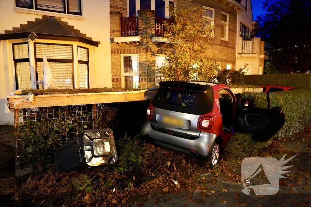 Ravage nadat voertuig in tuin belandt