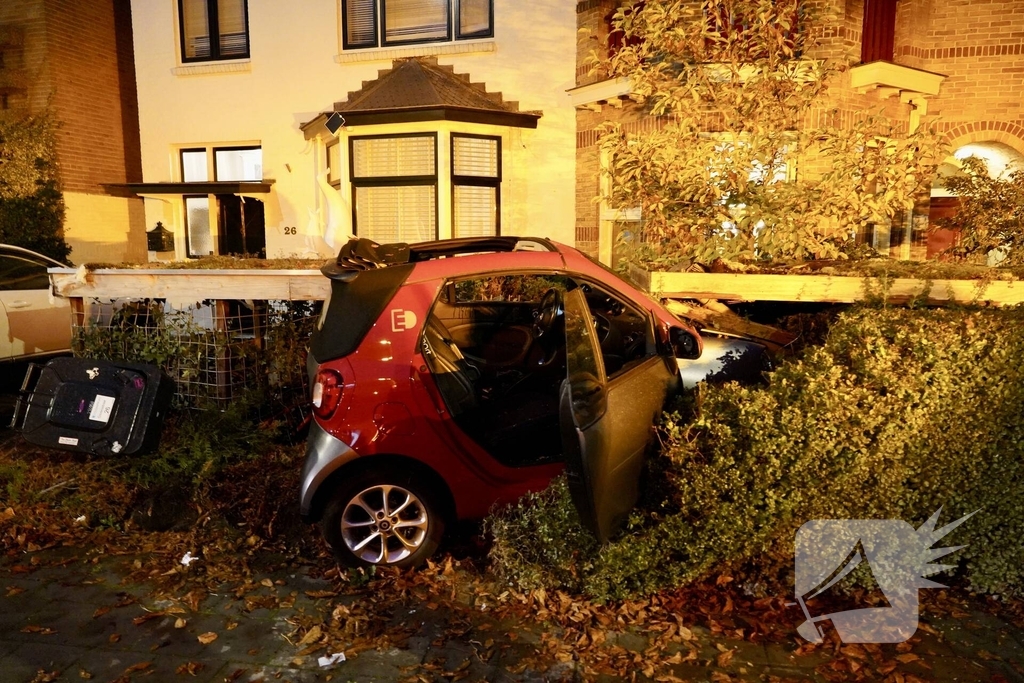 Ravage nadat voertuig in tuin belandt