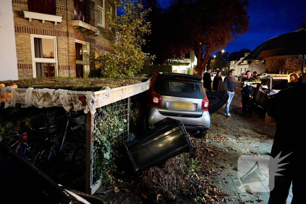 Ravage nadat voertuig in tuin belandt