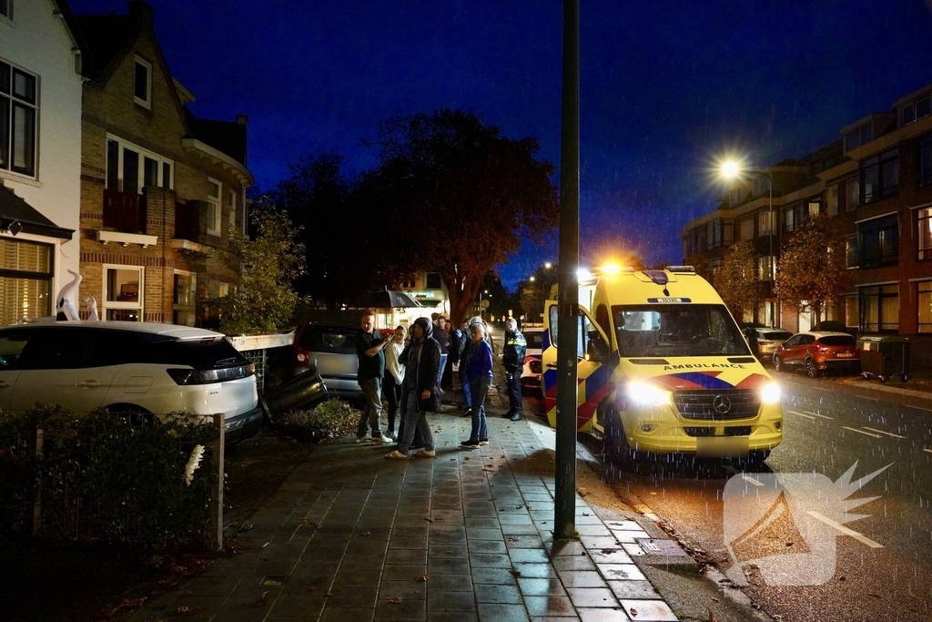 Ravage nadat voertuig in tuin belandt