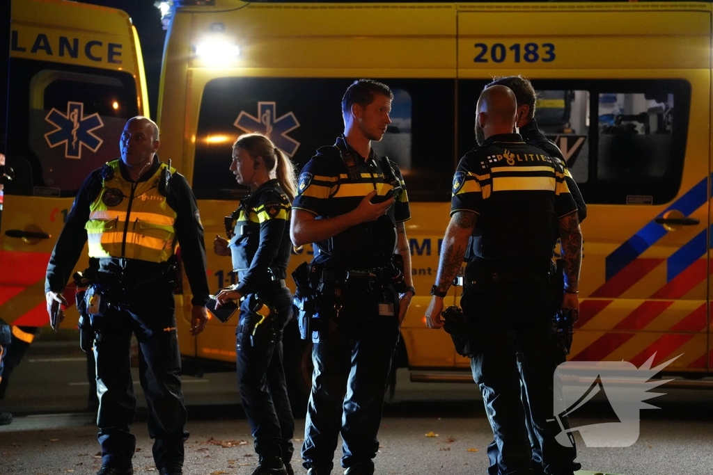 Fietsbezorger gewond naar ziekenhuis